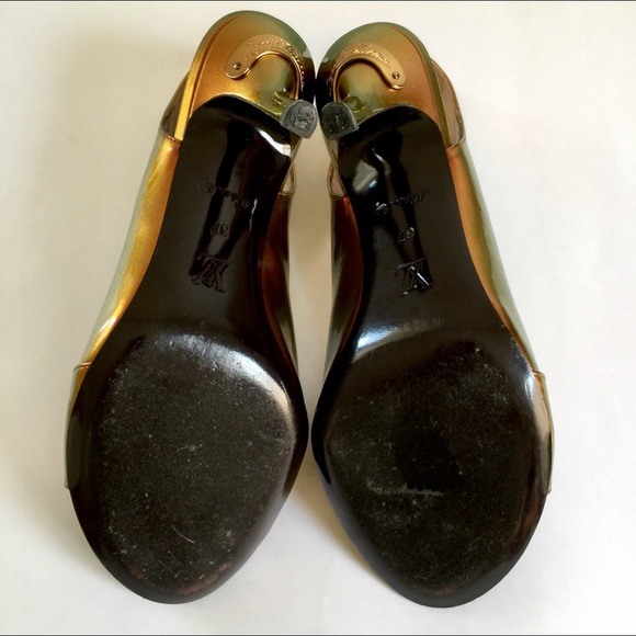 LOUIS VUITTON RUNWAY GOLD/COPPER/GREEN IRIDESCENT PATENT MID-HEEL SANDAL - Picture 14 of 16